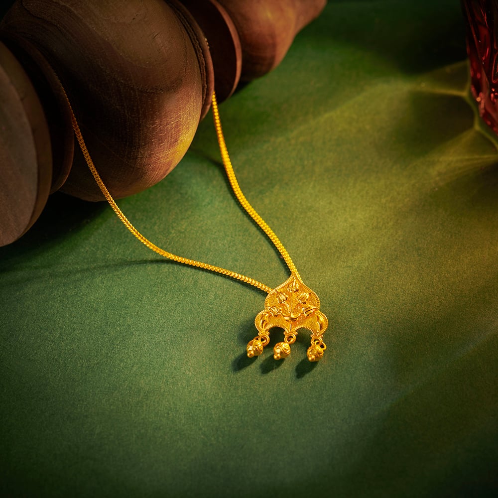 Ornate Leaf Gold Pendant
Ornate Leaf Gold Pendant