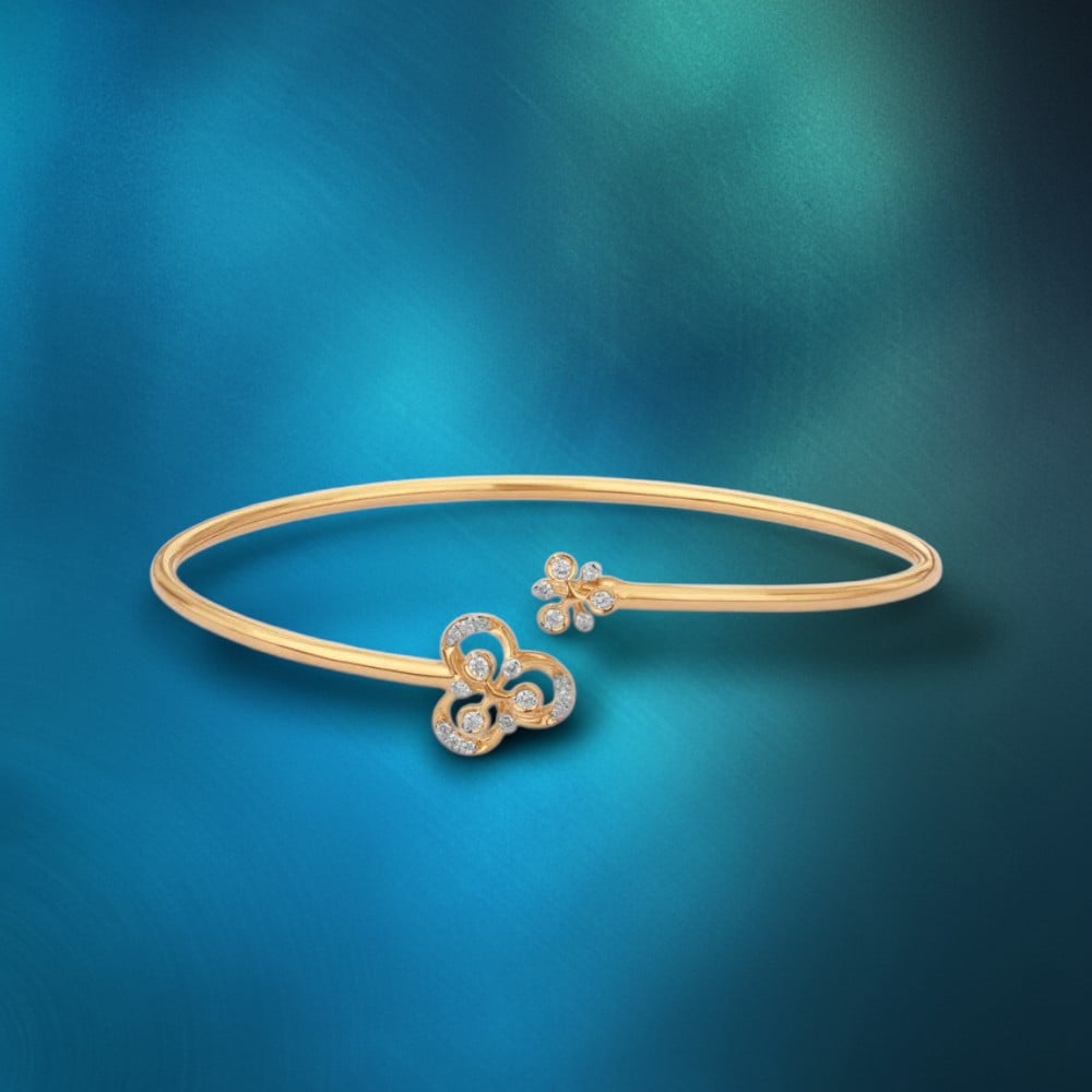 Chic Clover Diamond Bangle
Chic Clover Diamond Bangle