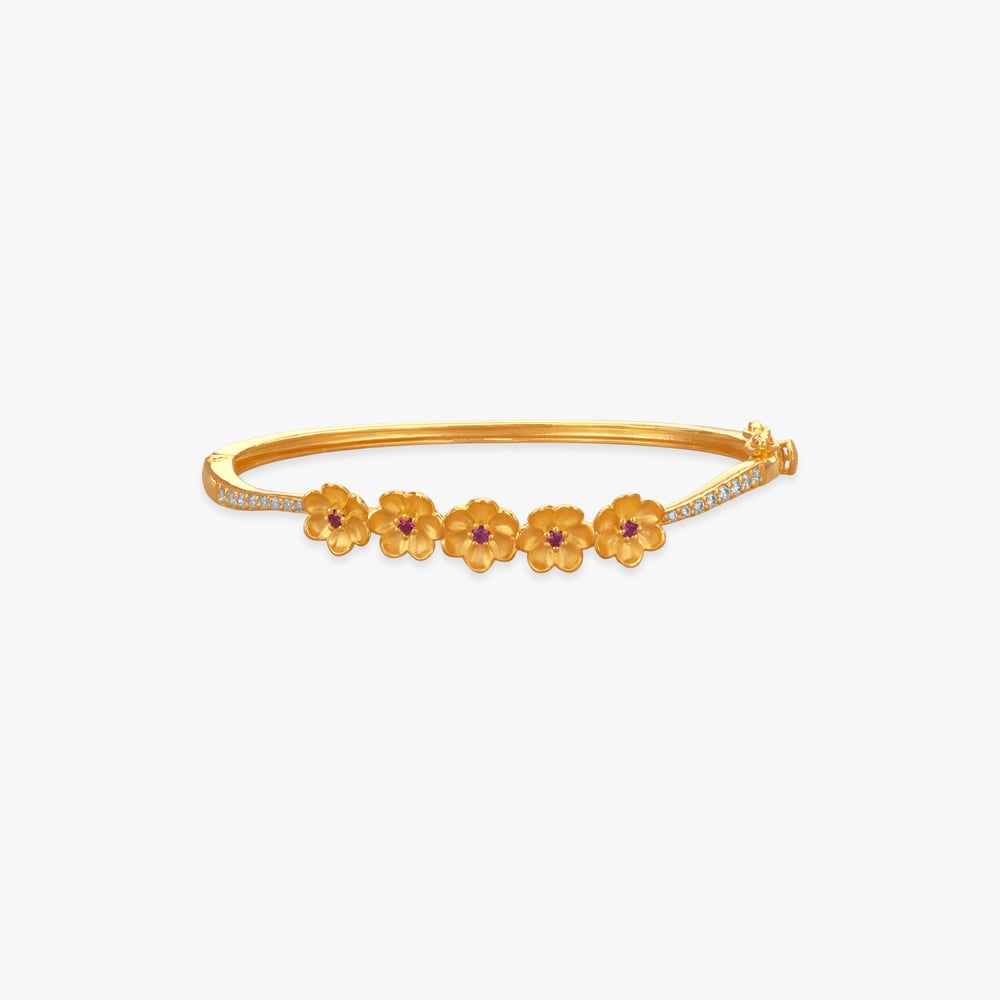 Floral Line Gold Bangle
Floral Line Gold Bangle