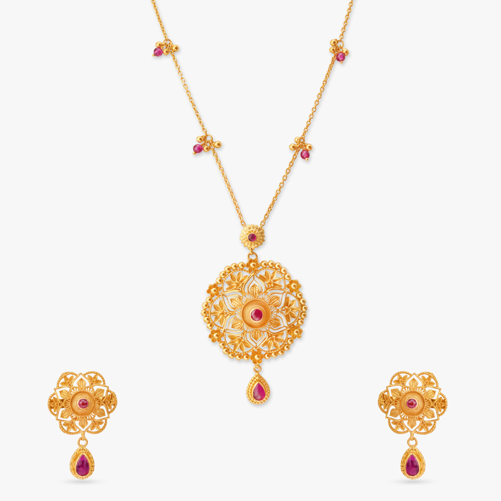 Floral Filigree Gold Pendant with Chain and Earrings Set
Floral Filigree Gold Pendant with Chain and Earrings Set