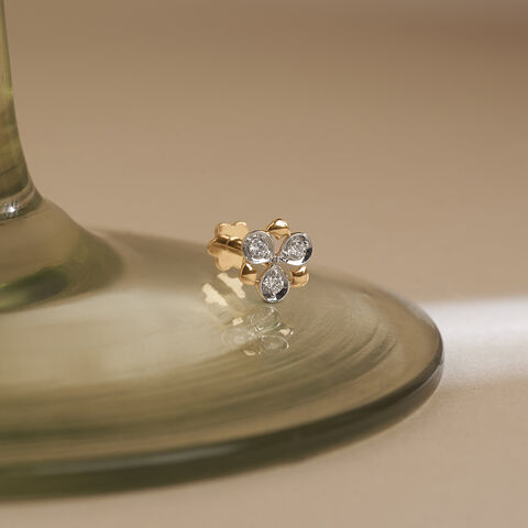 Glowing Triad Diamond Nose Pin