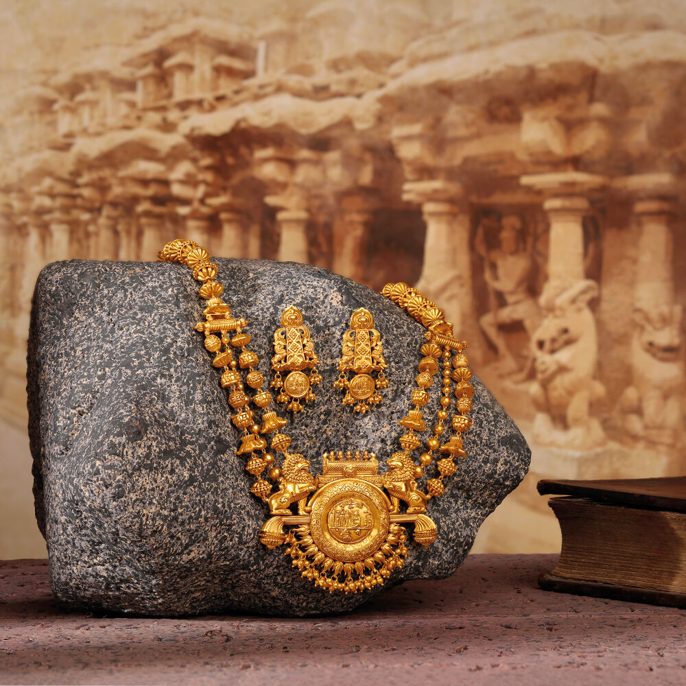 Striking Carved Beads Traditional Necklace Set