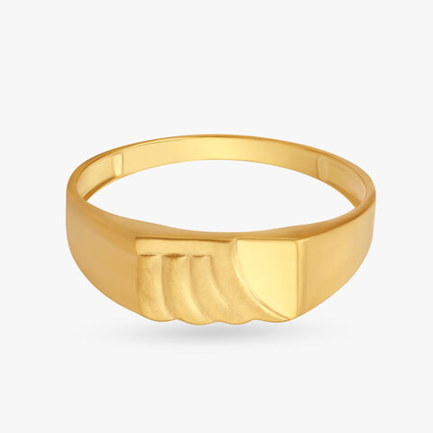 Fashionably Striking Gold Ring for Men