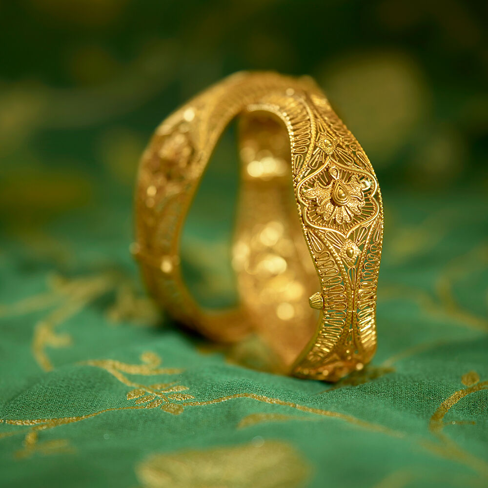 Tanishq gold outlet bangles set