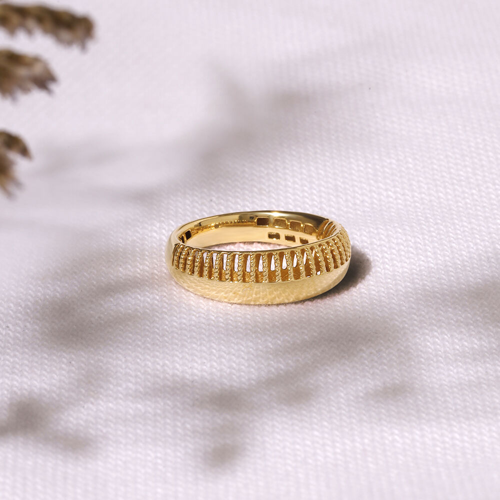 Dapper 22 Karat Yellow Gold Striped Finger Ring