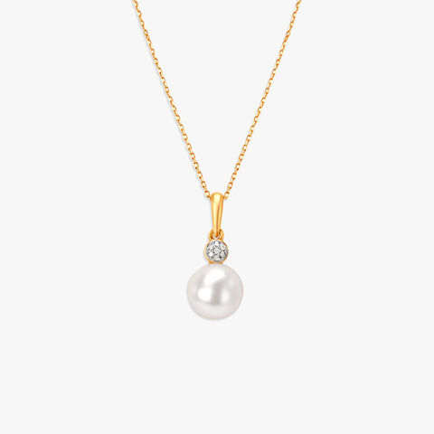 Enticing Pearl and Diamond Pendant with Chain