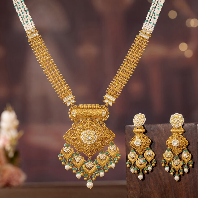Ornate Kaliganthi Gold Necklace set