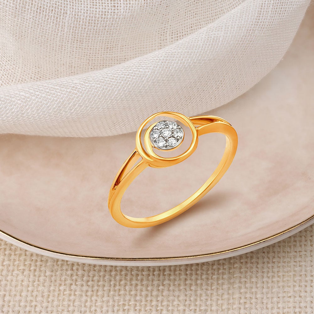 Sophisticated 18 Karat Yellow Gold And Diamond Finger Ring