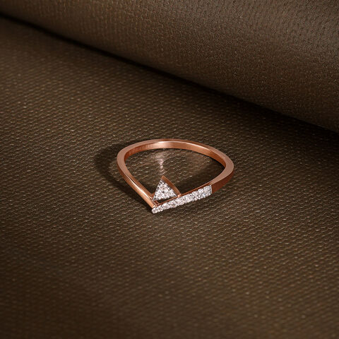 Sleek Twist Diamond Finger Ring
