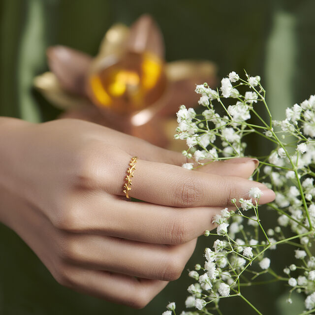 Entrancing Leaf Pattern Gold Finger Ring