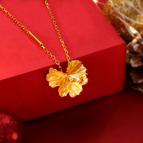 A Glorious Leaf Diamond Pendant with Chain