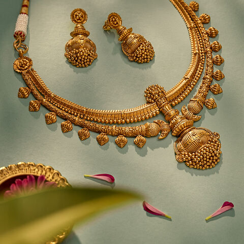 Regal Kanthi Gold Necklace Set