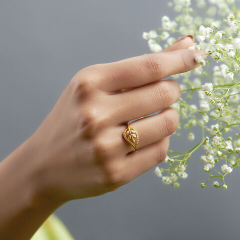Pleasing 22 Karat Yellow Gold Leaf Pattern Finger Ring