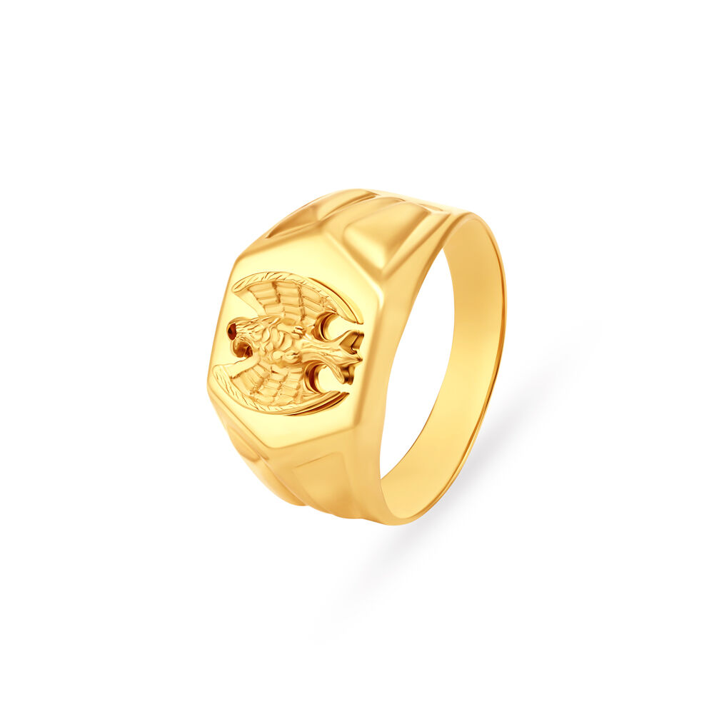 A 9ct yellow gold eagle signet ring. Approximate weight 7.1 grams. Size T.