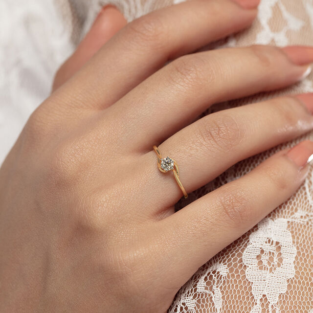 Elegant Prong-Set Diamond Finger Ring 2