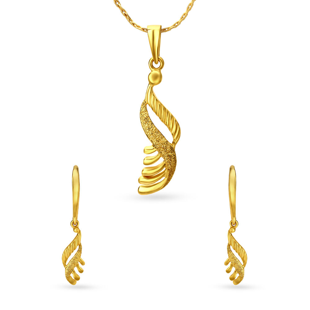 Gold pendant set discount with earrings tanishq
