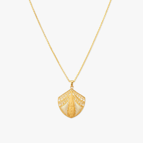 Gleaming Mesh Gold Pendant with Chain