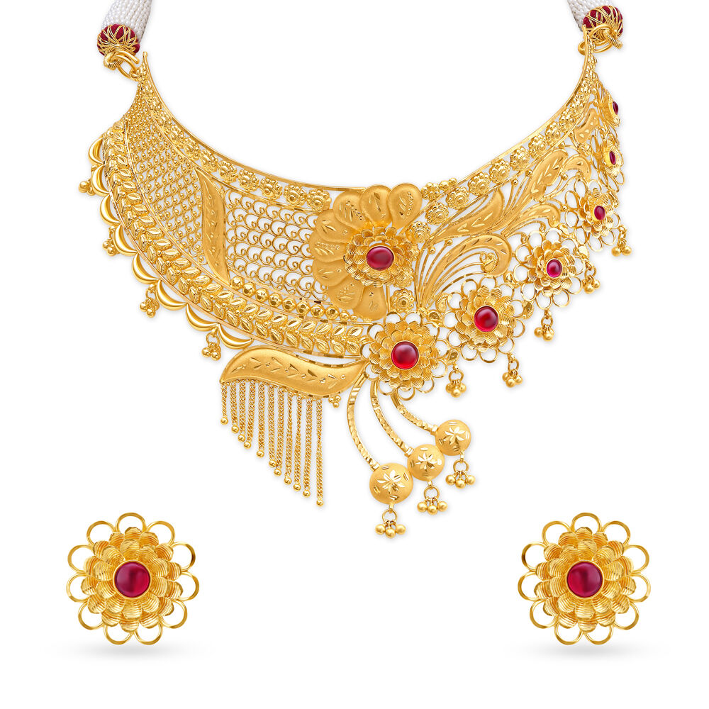 Attractive Gold Lightweight Choker Necklace Set for the Indian Bride