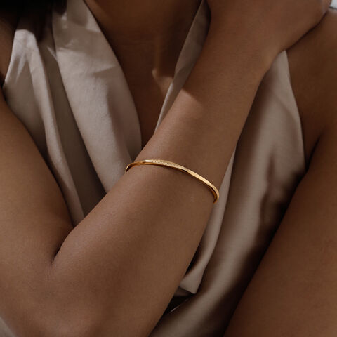 Refined Linear Gold Bangle