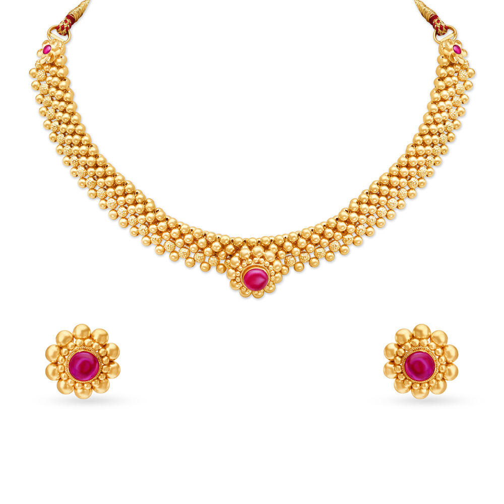 Imposing Gold Marathi Thushi Necklace Set