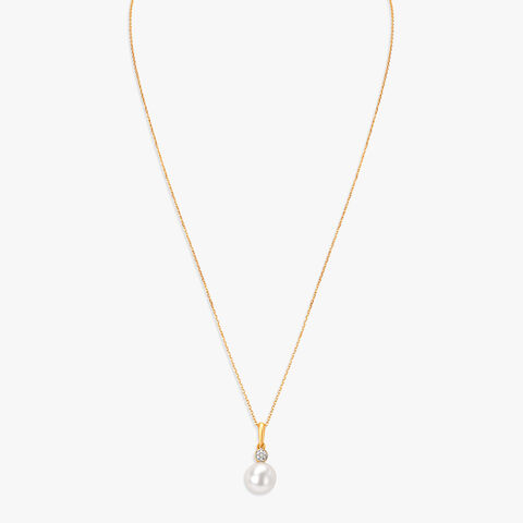 Enticing Pearl and Diamond Pendant with Chain