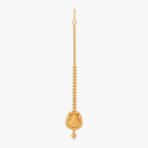 Petals unfold gracefully on this 22 Karat yellow gold Maang Tikka, detailed with a floral centre, curved leaf motifs, scalloped edging and a dangling bead.
