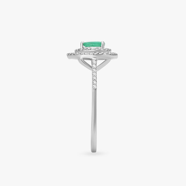 Eye-Catching Diamond and Emerald Ring,,hi-res image number null
