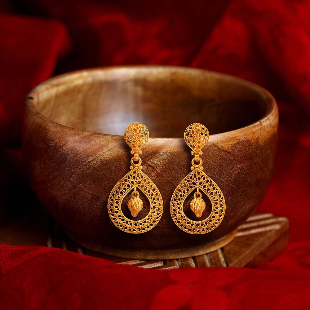 Tanishq latest earring designs hotsell