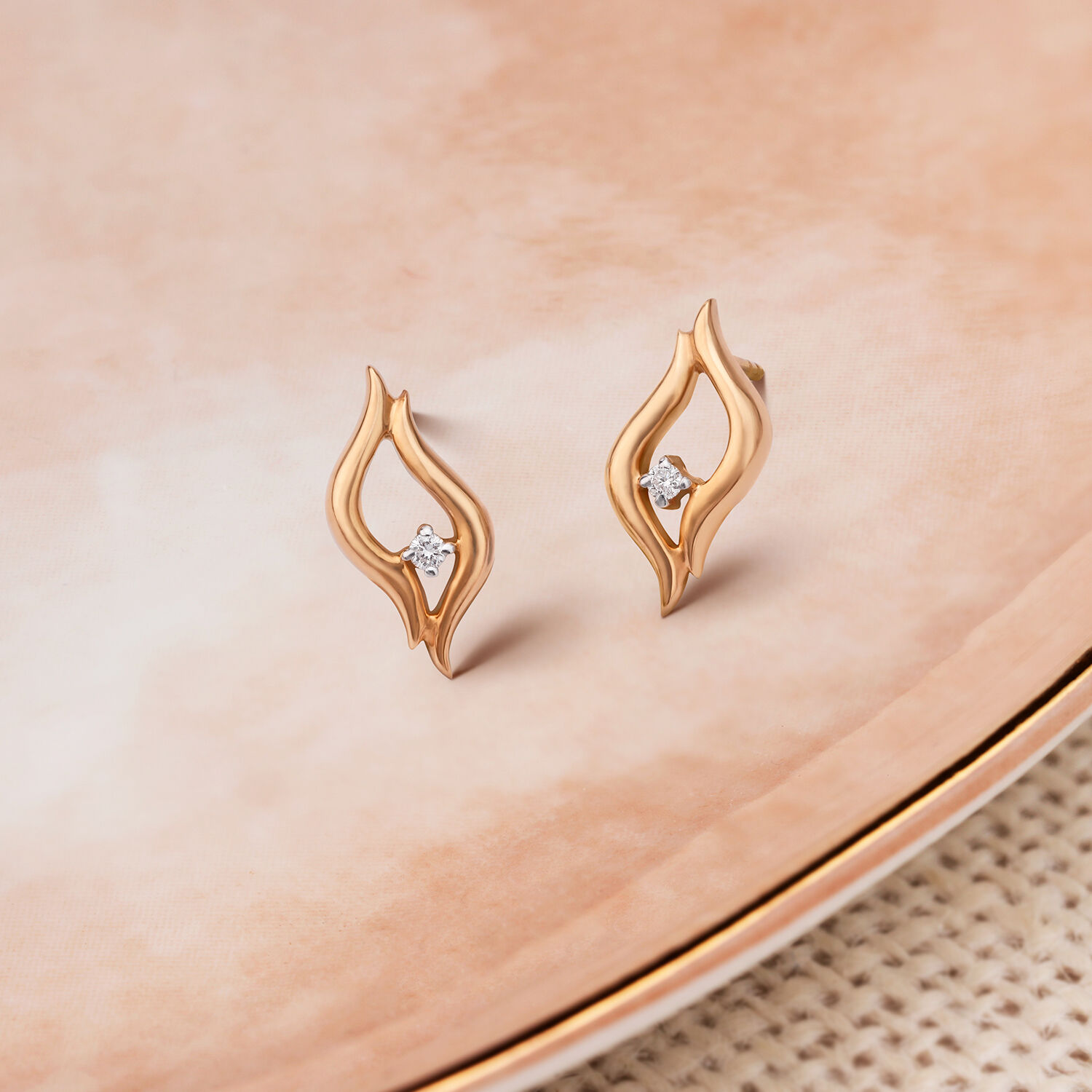 Single stone hot sale diamond earrings tanishq