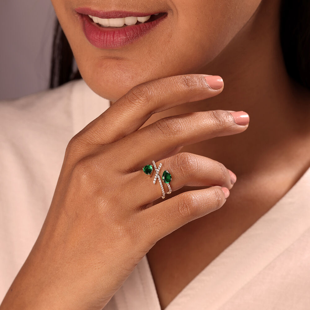 Emerald ring tanishq deals