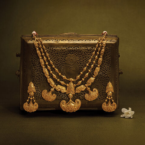 Ravishing Necklace Set with Chandak and Partaj Work