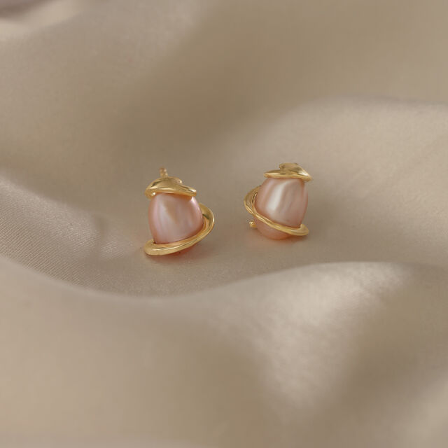 Graceful Allure 14 Kt Gold & Pearl Stud Earrings 