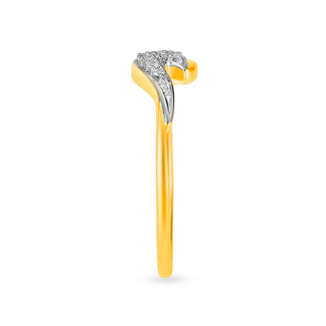 Glamorous 18 Karat Yellow Gold And Diamond Finger Ring 3