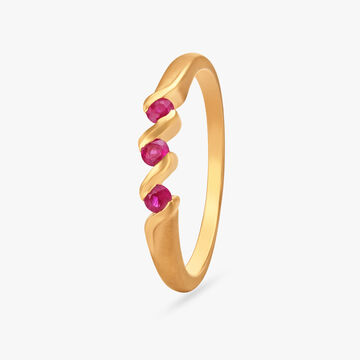 Sleek Gold Finger Ring with Ruby