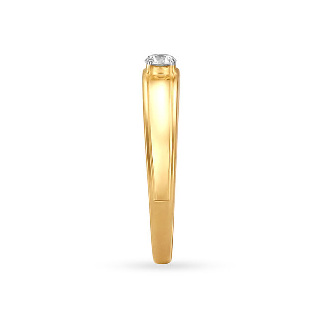 Shining 18 Karat Yellow Gold And Diamond Finger Ring
