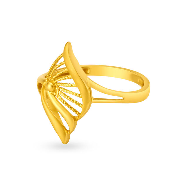 Striking Yellow Gold Conch Finger Ring 4