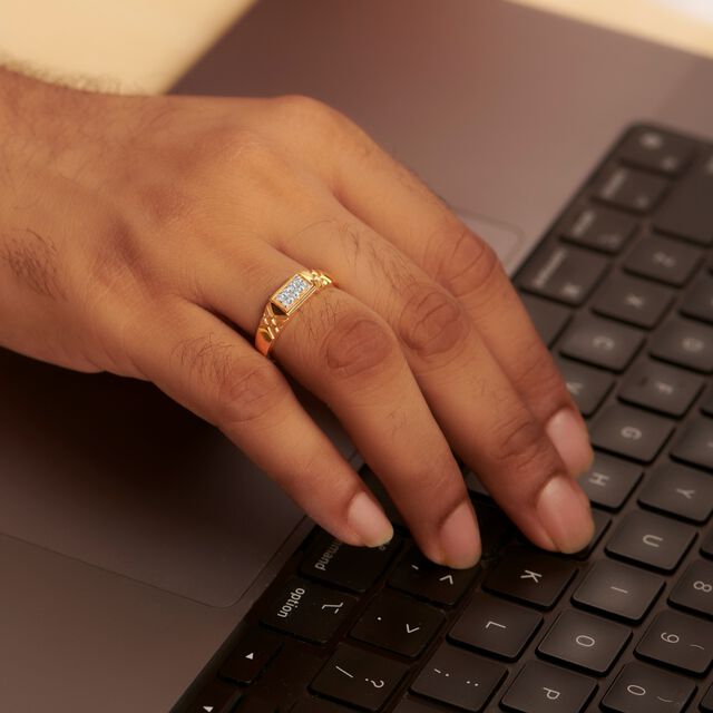 Handsome 18 Karat Gold Criss-Cross Patterned Ring 