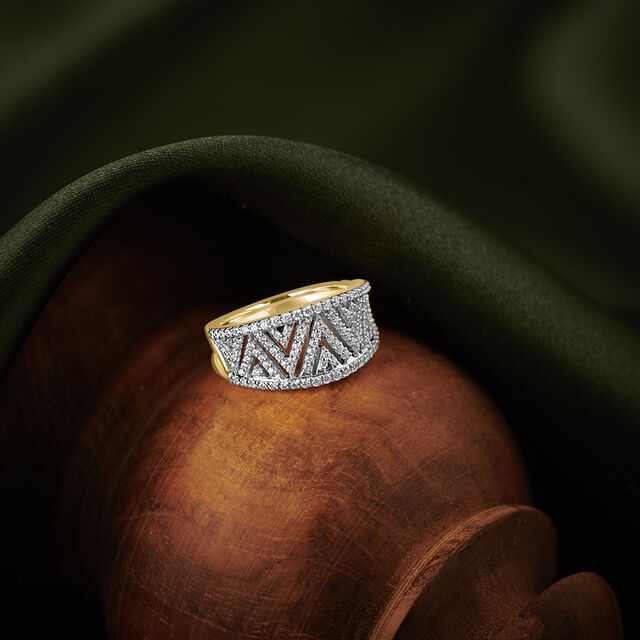 Extravagant 18 Karat Yellow Gold And Diamond Finger Ring 