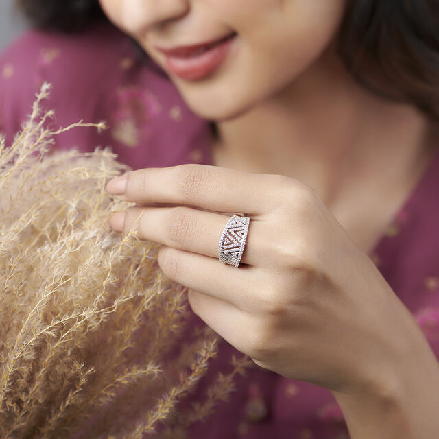 Extravagant 18 Karat Yellow Gold And Diamond Finger Ring 2