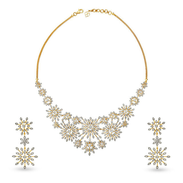 Flamboyant Diamond Adorned Gold Necklace Set 
