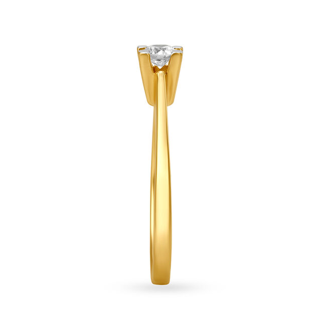 Gleaming 18 Karat Yellow Gold And Diamond Finger Ring
