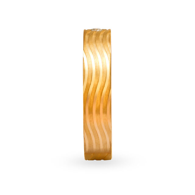 Contemporary 18 Karat White Gold And Diamond Finger Ring