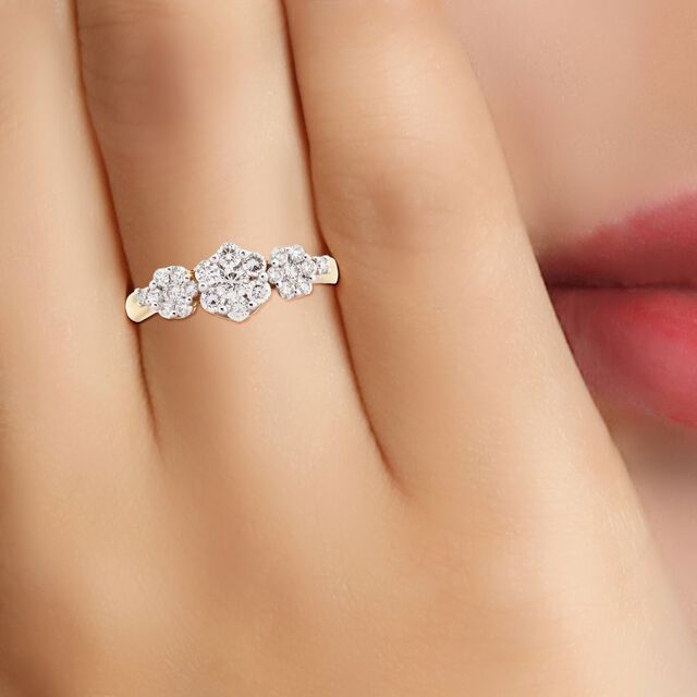 Superlative 18 Karat Yellow Gold And Diamond Finger Ring 4