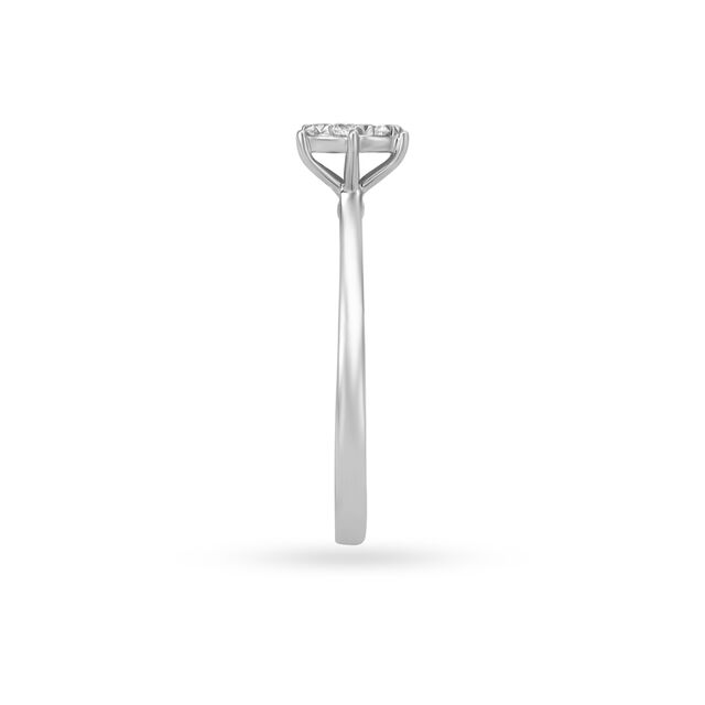 Stately Cluster Look Finger Ring