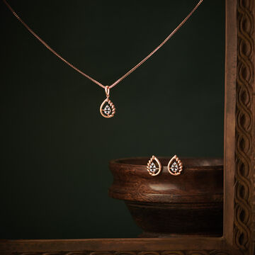 Tanishq Gold Pendant and Earrings Set