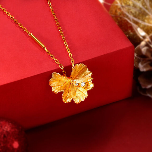 A Glorious Leaf Diamond Pendant with Chain 