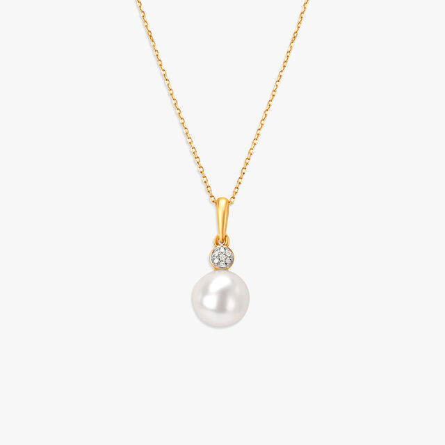 Enticing Pearl and Diamond Pendant with Chain