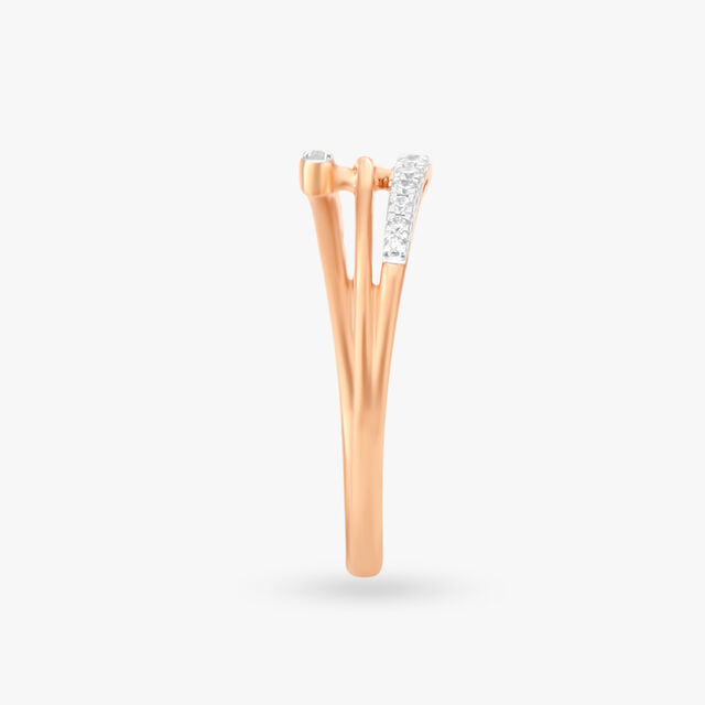 Sleek Luminescent Diamond Finger Ring