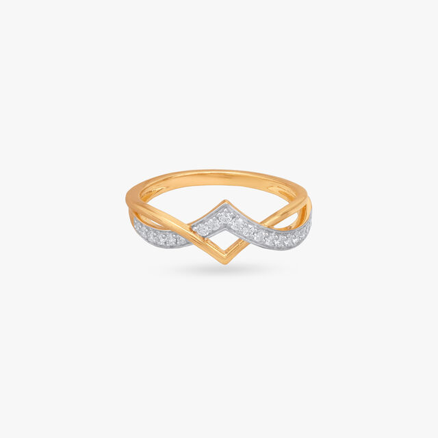 Chic Crest Diamond Finger Ring