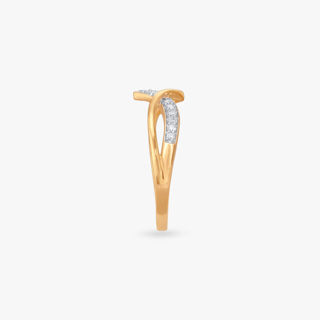 Chic Crest Diamond Finger Ring